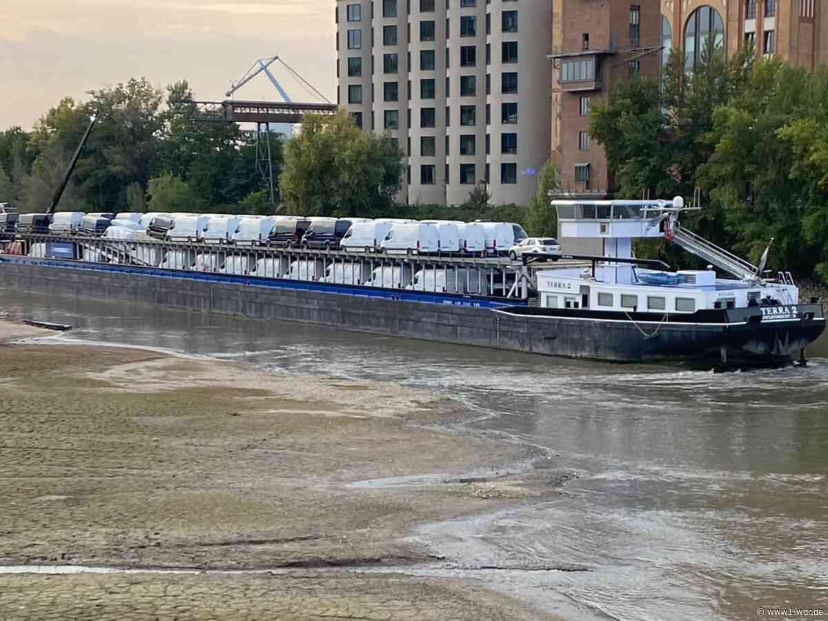 Festgefahrenes Schiff im Düsseldorfer Hafen wieder frei