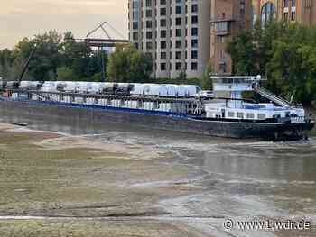 Festgefahrenes Schiff im Düsseldorfer Hafen wieder frei