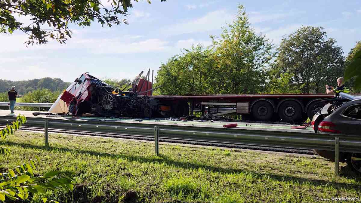 Twee vrachtwagenchauffeurs omgekomen bij groot ongeluk op N48 bij Zuidwolde