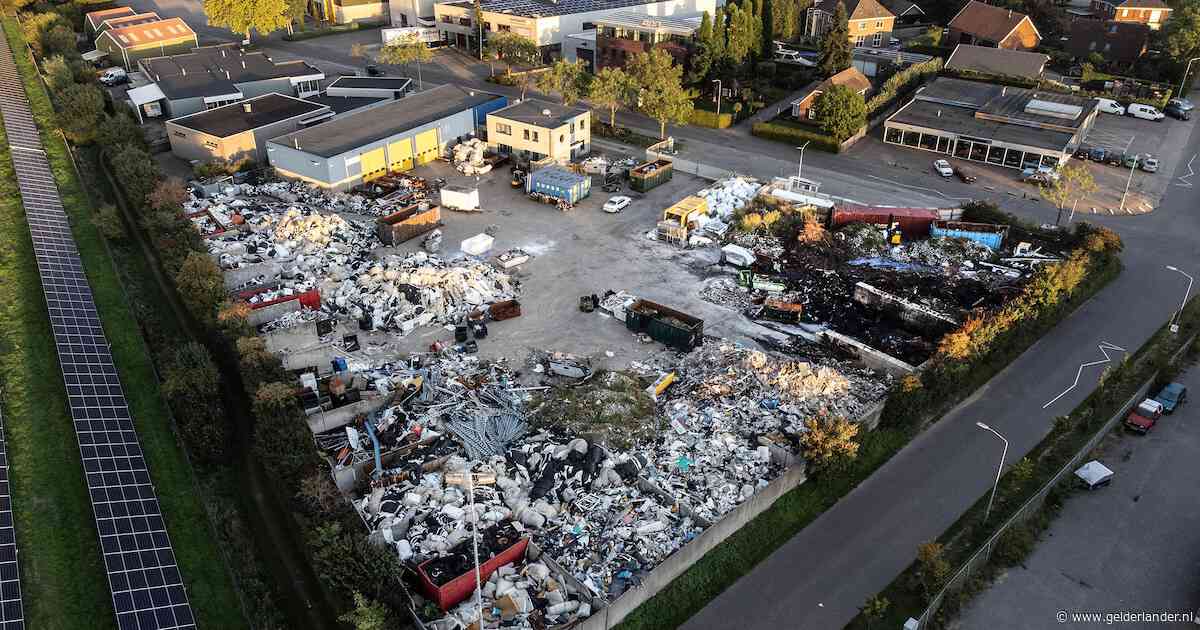 Rechter beslist een dag na afvalbrand in Dinxperlo: ‘Afvalverwerker moet terrein binnen 24 uur verlaten’