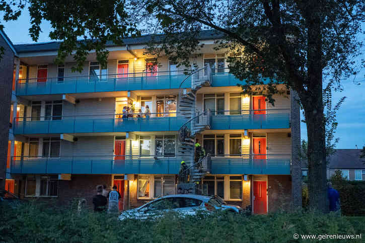 Brand in flat, slachtoffer met spoed naar ziekenhuis