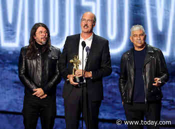 Guitarist Pat Smear Lights Up Cigarette As Nirvana Accepts MTV Vanguard Award