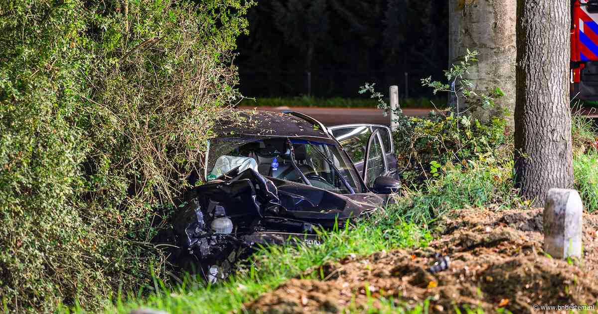 Twee gewonden naar het ziekenhuis na botsing tussen tractor en auto in Wernhout