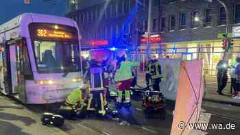 Frau gerät unter Straßenbahn – ein Arzt ist zufällig am Unfallort