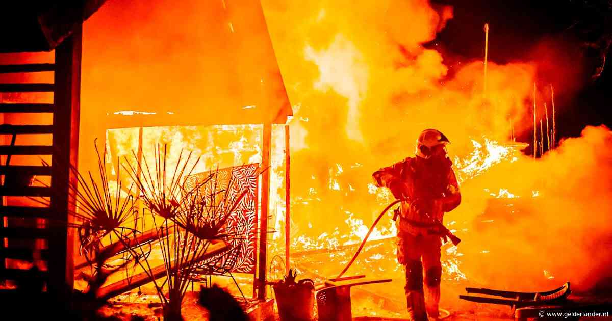Twee vakantiewoningen verwoest door brand bij Rhederlaagse Meren in Lathum