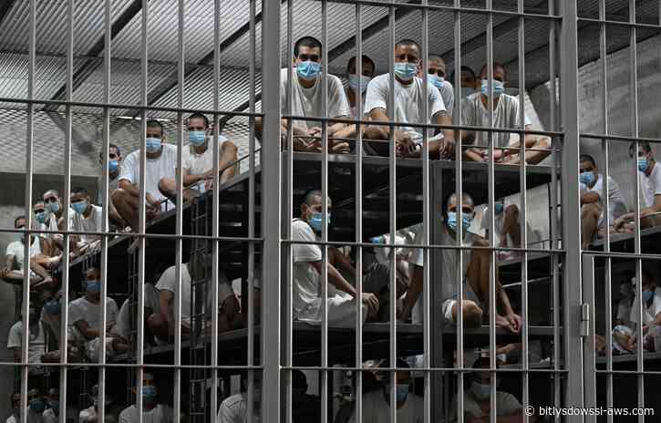 Gobierno de Trump pide cerrar la investigación de desacato por la expulsión de venezolanos a El Salvador
