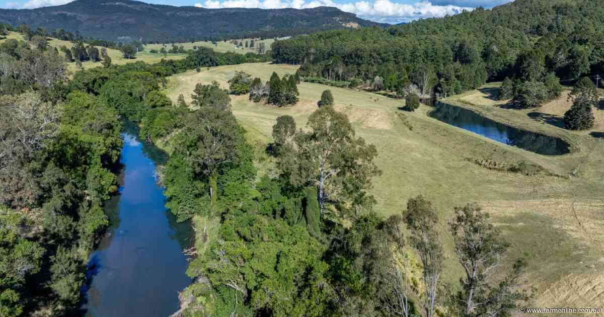 Privately positioned Spiller Road Farm complete with river frontage | Video