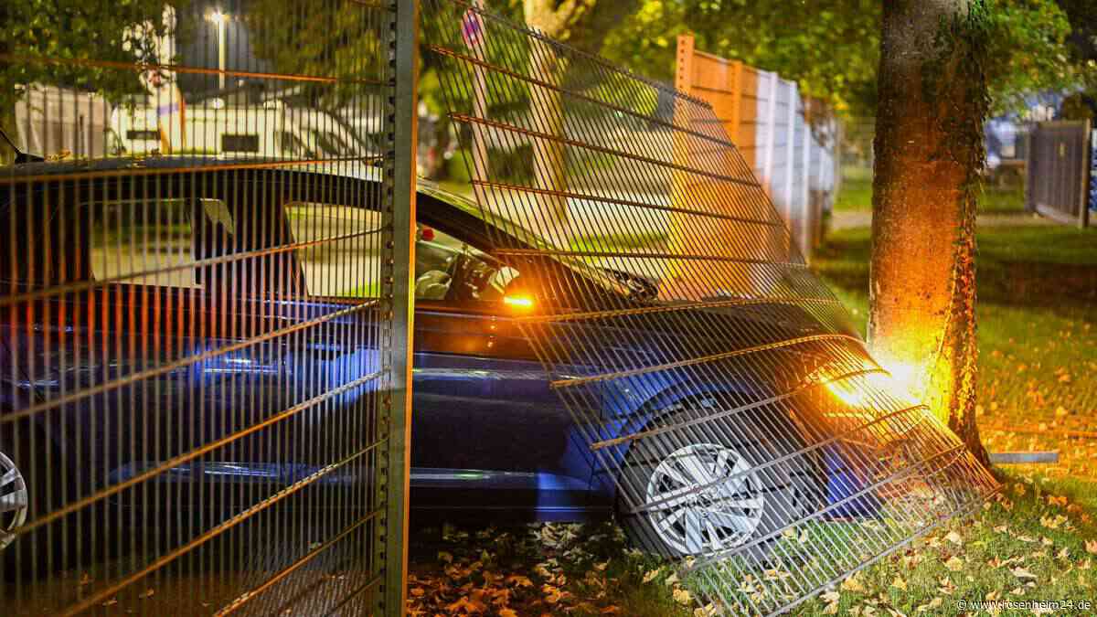 Drei Verletzte nach Crash in Kolbermoor – Wagen prallt frontal gegen Baum
