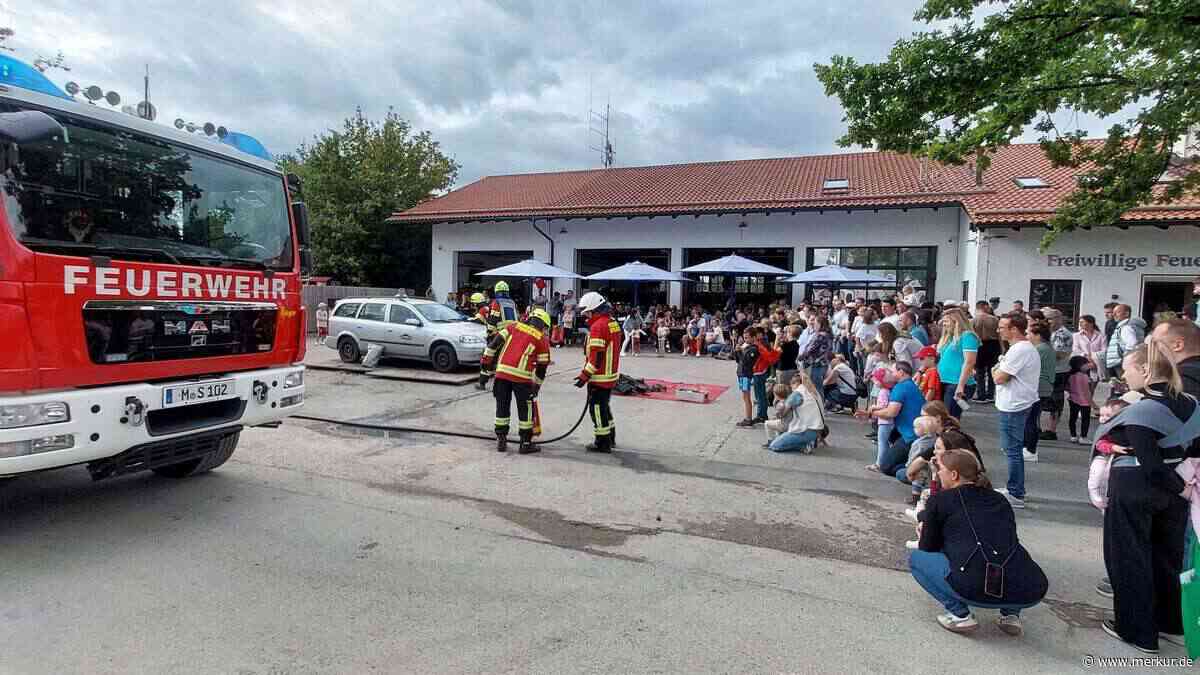 Fettbrand mit Wasser löschen kann tödlich enden: Feuerwehr Straßlach zeigt warum
