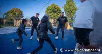 Straatcoaches Jermaine (33) en Bram (26) zoeken de jongeren in Rheden op: ‘Respect komt van twee kanten’