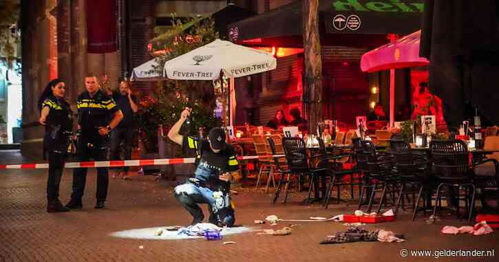 LIVE Steekpartij Arnhem | Meerdere gewonden na bloedig geweld in centrum • Marcouch woedend: ‘Moeten het land uit’ • Wapens gevonden bij verdachten