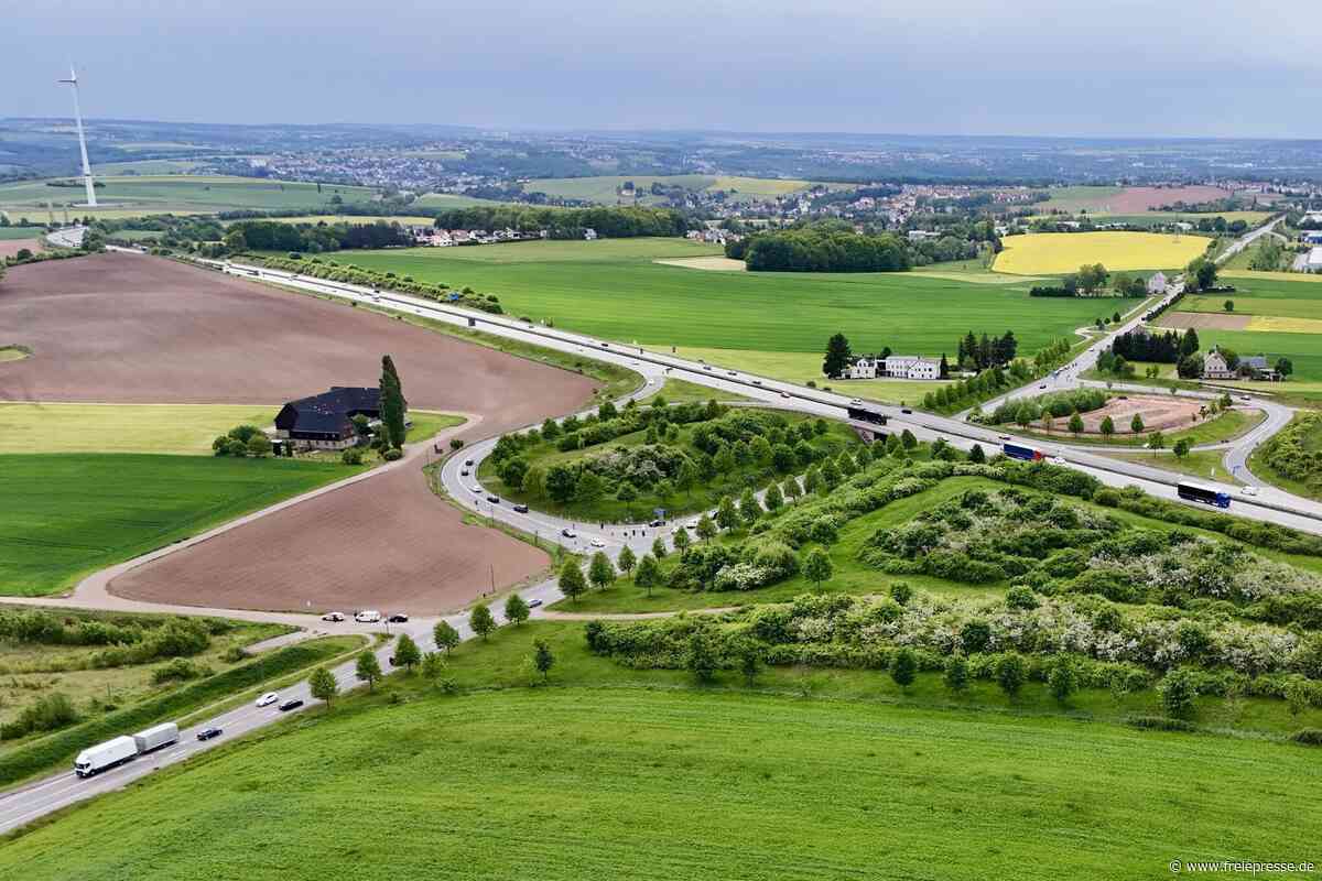 Unfall auf Rastplatz an A 72 bei Zwickau: US-Militärfahrzeug kracht gegen Parkautomaten