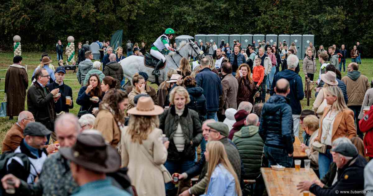 LIVE | Boekelo in het teken van paarden, hoedjes en laarzen • Military staat op punt van beginnen