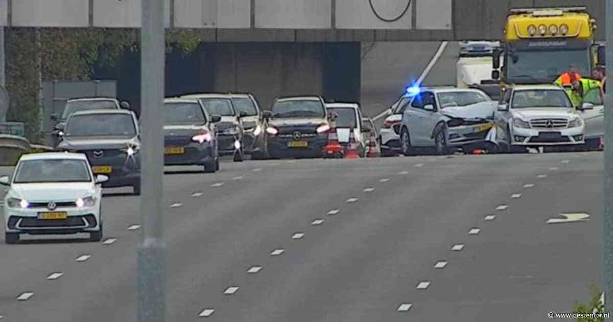 Twee auto's betrokken bij ongeluk op A10 bij knooppunt Amstel