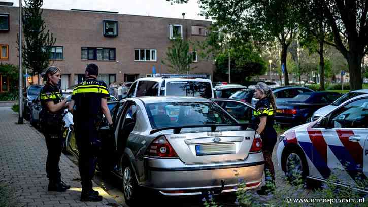 Man (22) opgepakt in Tilburg, politie vindt vuurwapen in prullenbak