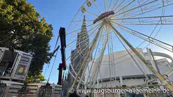 Das Riesenrad ist auf dem Ulmer Münsterplatz angekommen