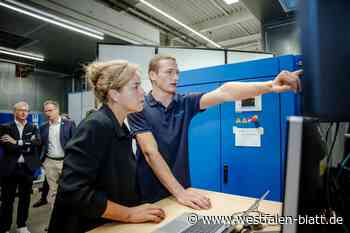 Ministerin Mona Neubaur springt Boge zur Seite
