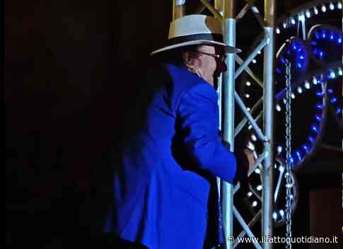 “L’uomo è nato dalla scimmia e io ne sono un rappresentante”: a 83 anni Al Bano si arrampica su un traliccio durante un suo concerto e canta “Felicità” – VIDEO