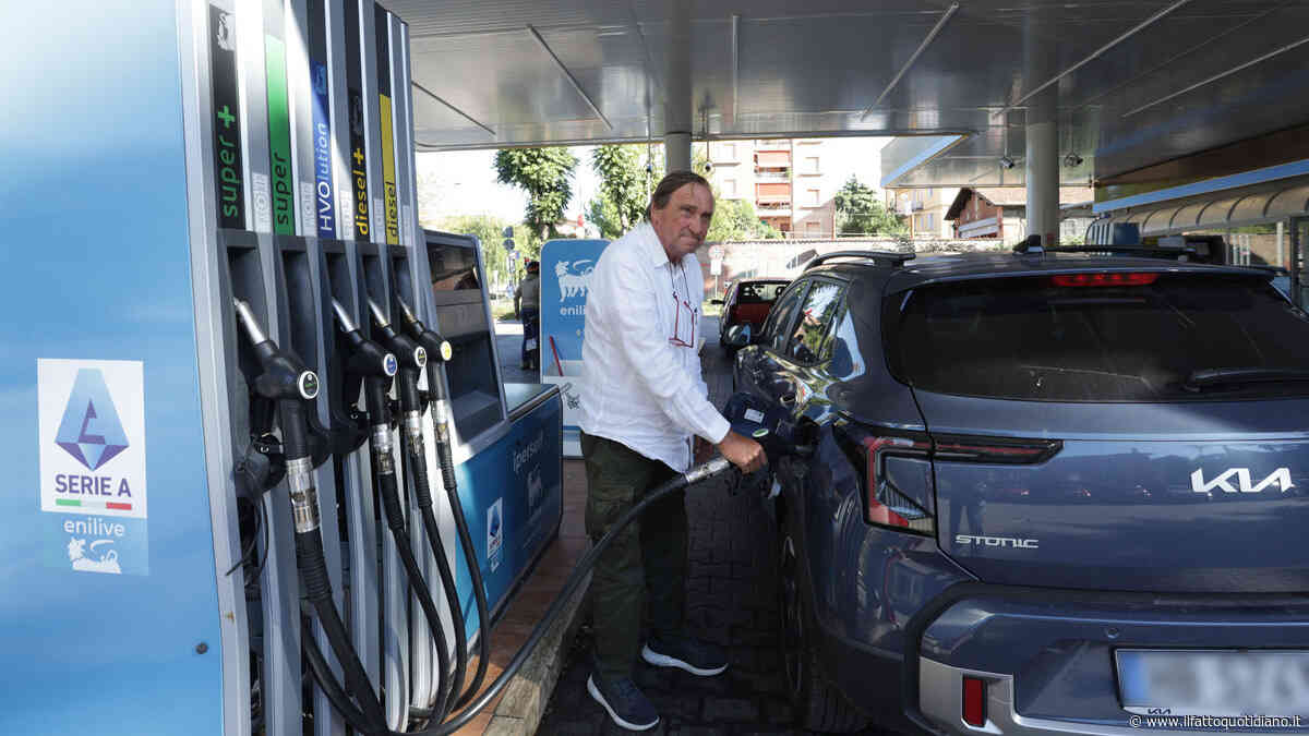 Caro carburanti, Ministero delle imprese: “Scende il prezzo medio”. Ma il “tetto” è a macchia d’olio. Urso: “Ha aderito il 45 per cento dei distributori”