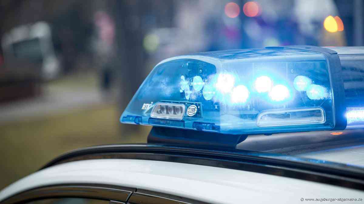 Schwerer Unfall: Auto kracht frontal mit Streifenwagen der Polizei zusammen
