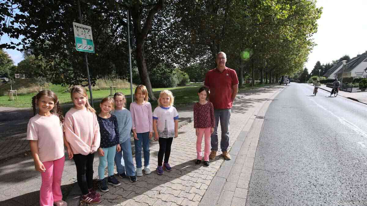 Autos rasen durch 30er-Zone: Eltern fordern Tempo-Bremse an Schule – hunderte Unterschriften