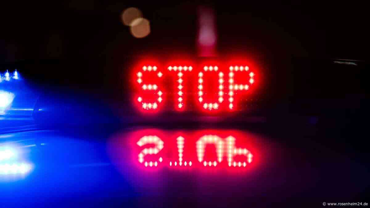 Audi rast durch Bad Aibling und Kiefersfelden: Verfolgungsjagd endet in Österreich mit Unfall