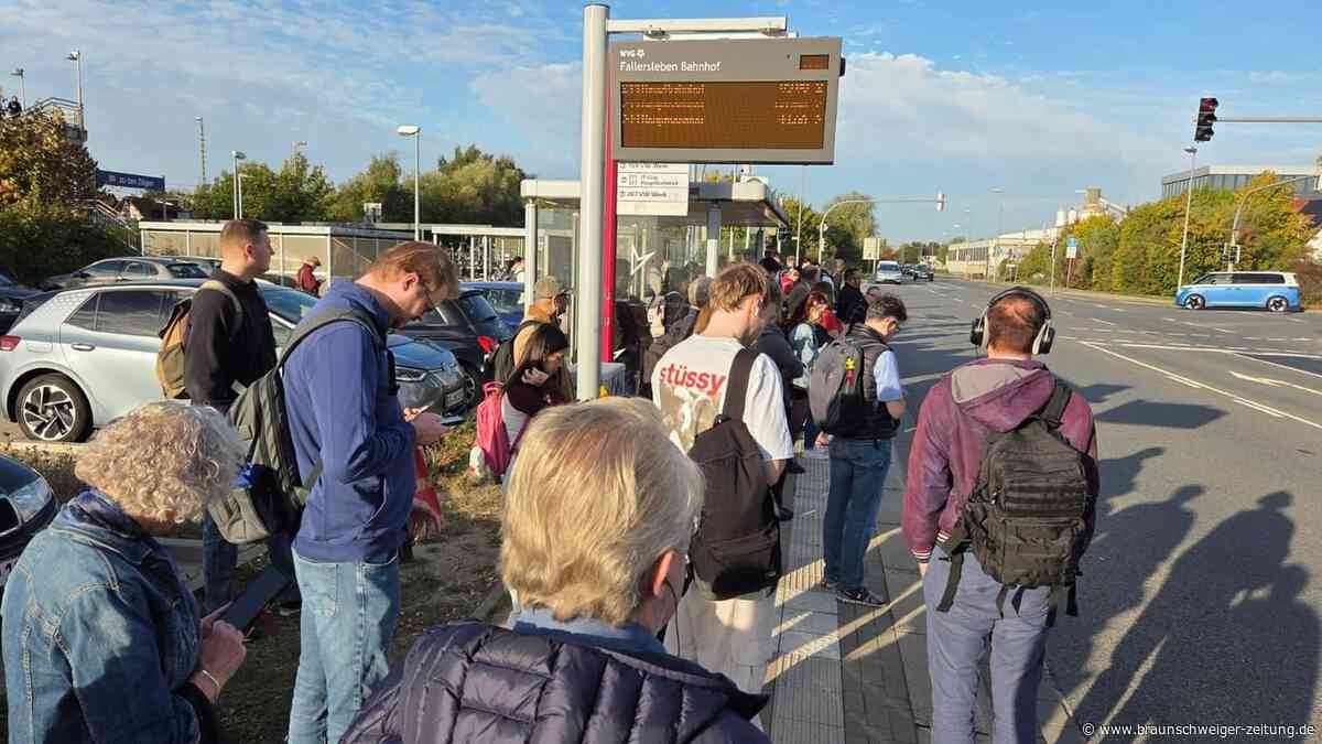 Chaos im Wolfsburger Berufsverkehr: 90 Enno-Fahrgäste stürmen kleinen Linienbus