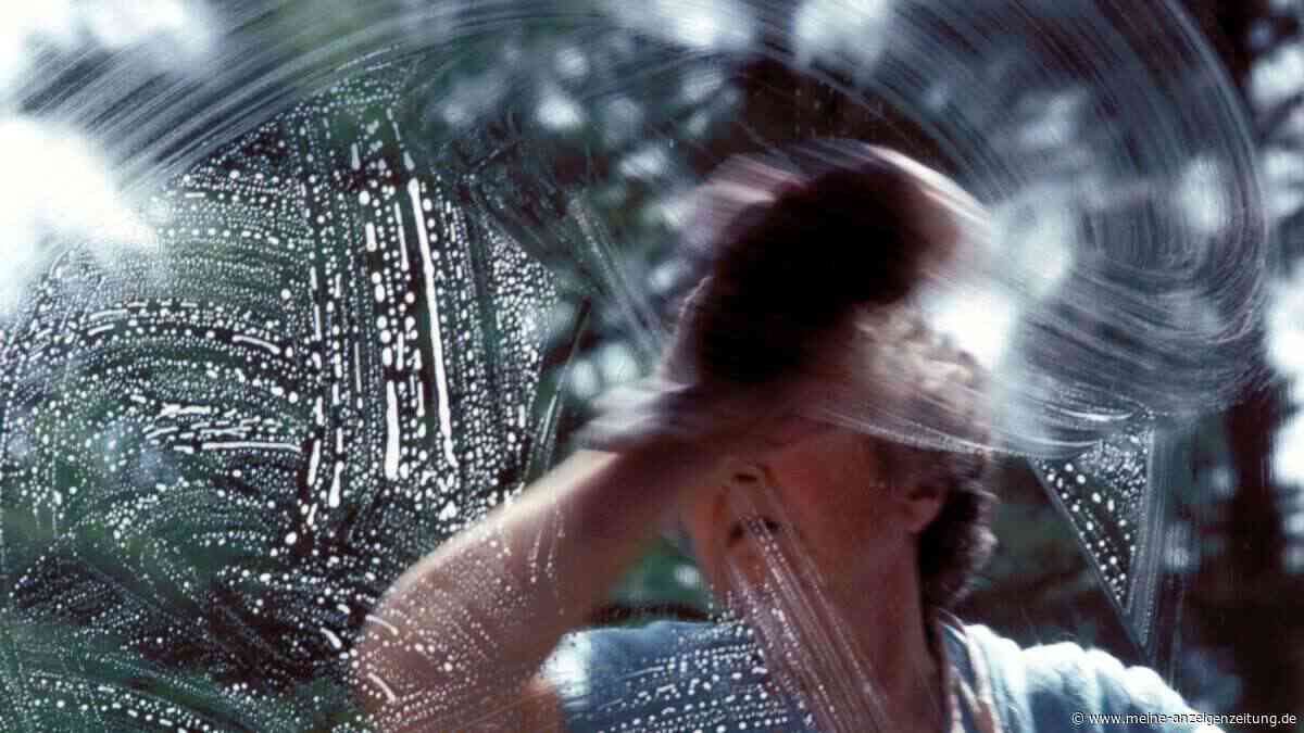 Fenster putzen leicht gemacht: Dieses Hausmittel sorgt für streifenfreien Glanz