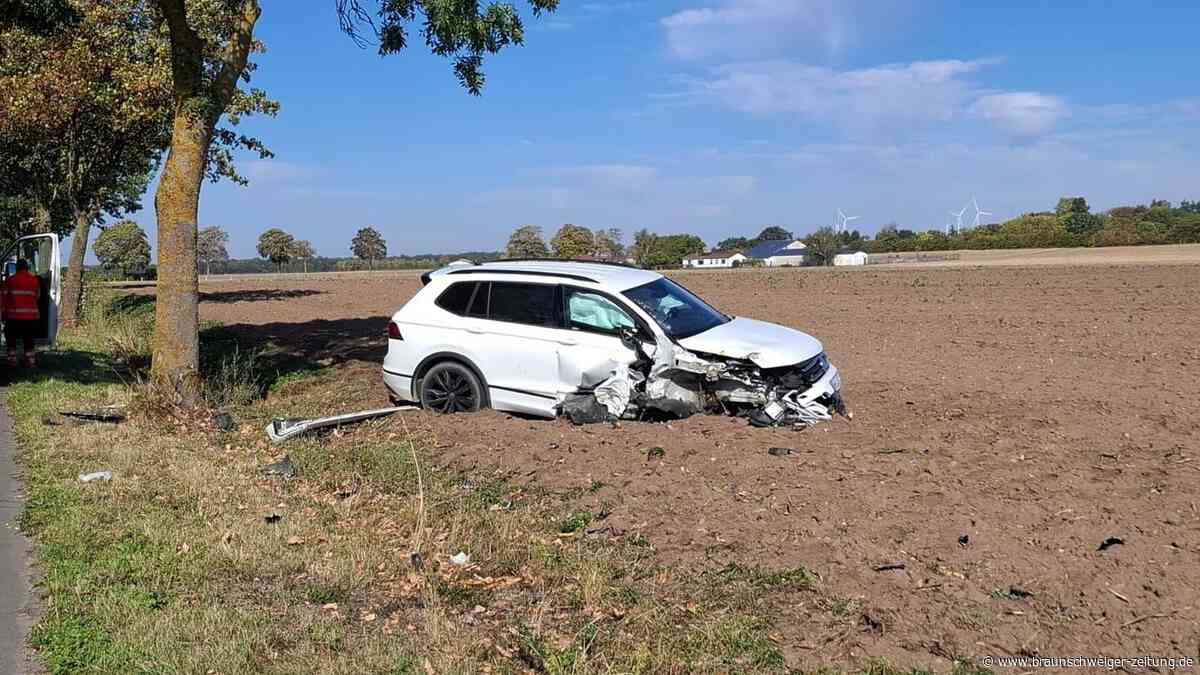 Auto landet auf Acker bei Rennau – Feuerwehr rückt mit vier Wehren an