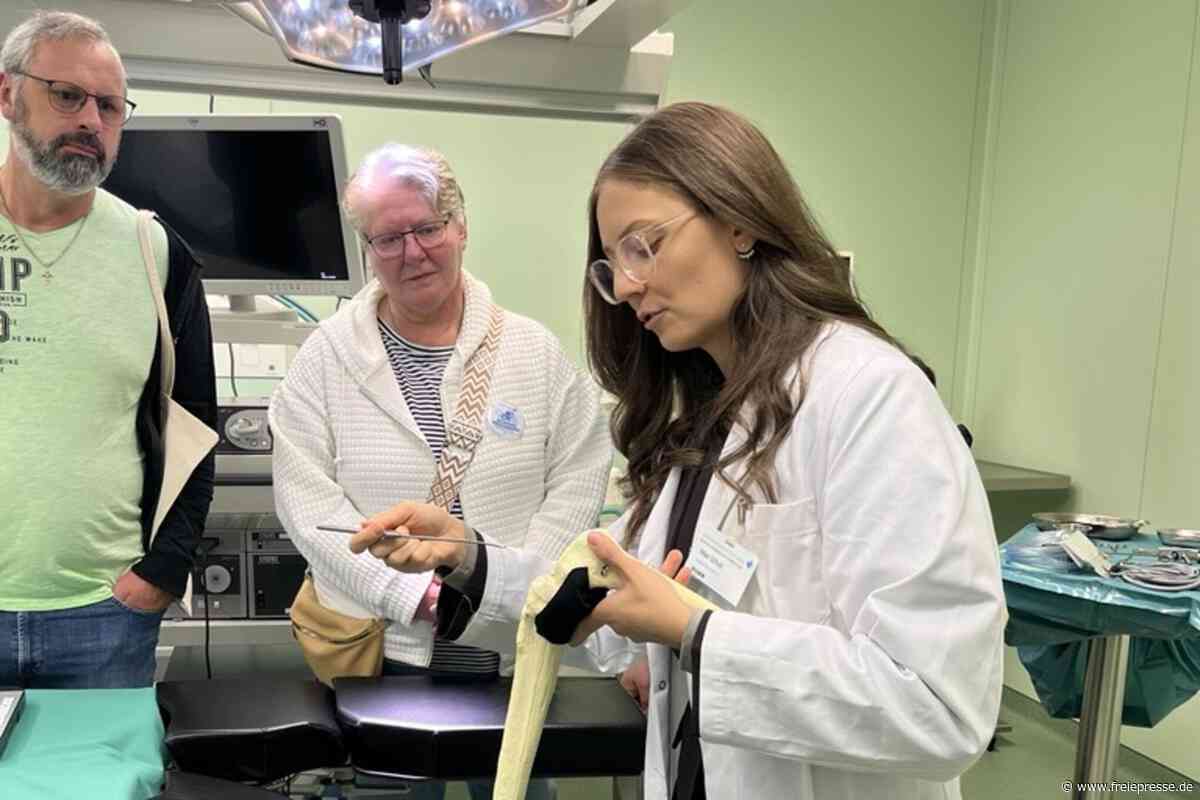 Besucher erkunden Klinikbereiche im Kreiskrankenhaus Greiz