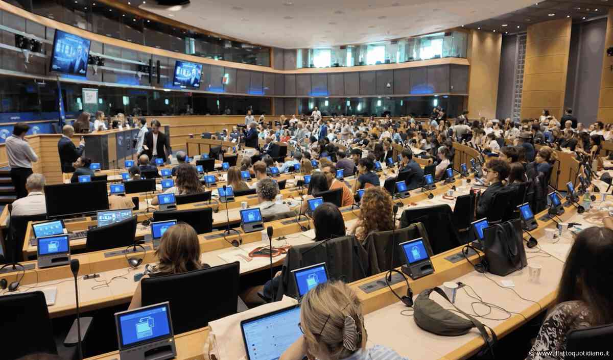 Sala piena al Parlamento europeo per la proiezione di “The Bibi Files”. Stasera evento a Roma con Giulia Innocenzi, Alexis Bloom e Maddalena Oliva