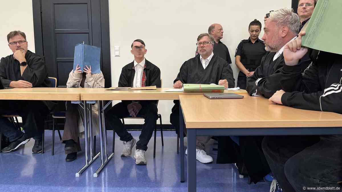 Parolen, Bedrohung, Raub: Angeklagter tritt wie Hitler vor Gericht auf