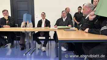 Parolen, Bedrohung, Raub: Angeklagter tritt wie Hitler vor Gericht auf