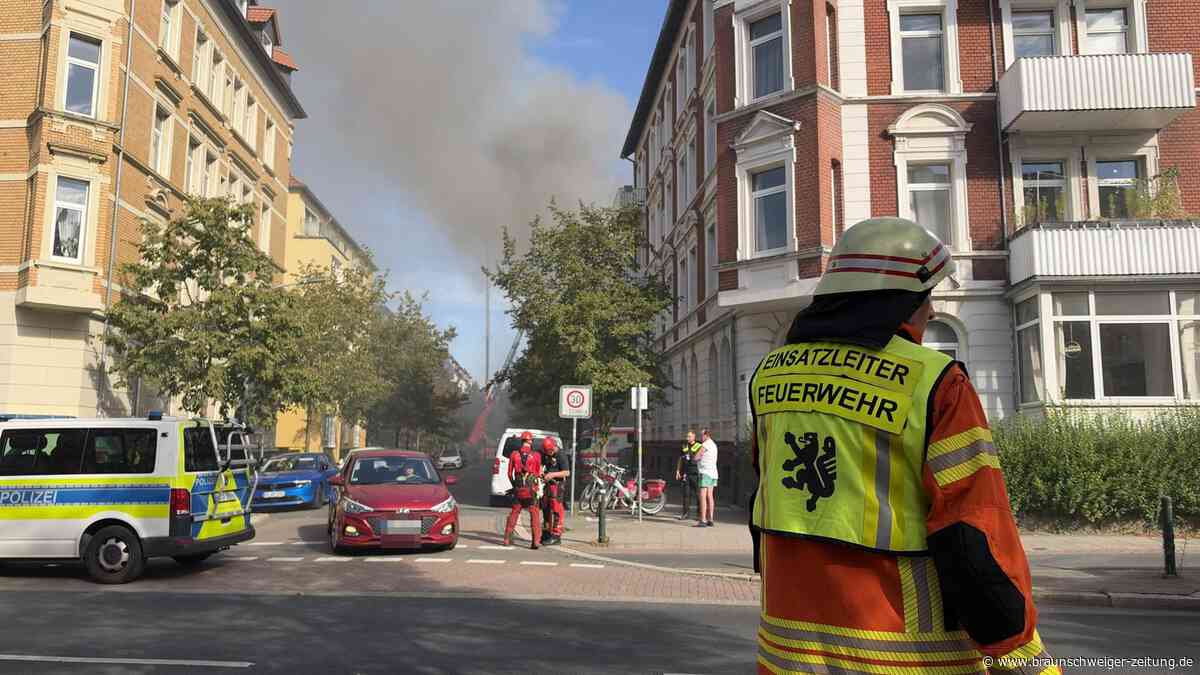 Feuerwehreinsatz im Östlichen Ringgebiet: Rauch steigt aus Wohnhaus