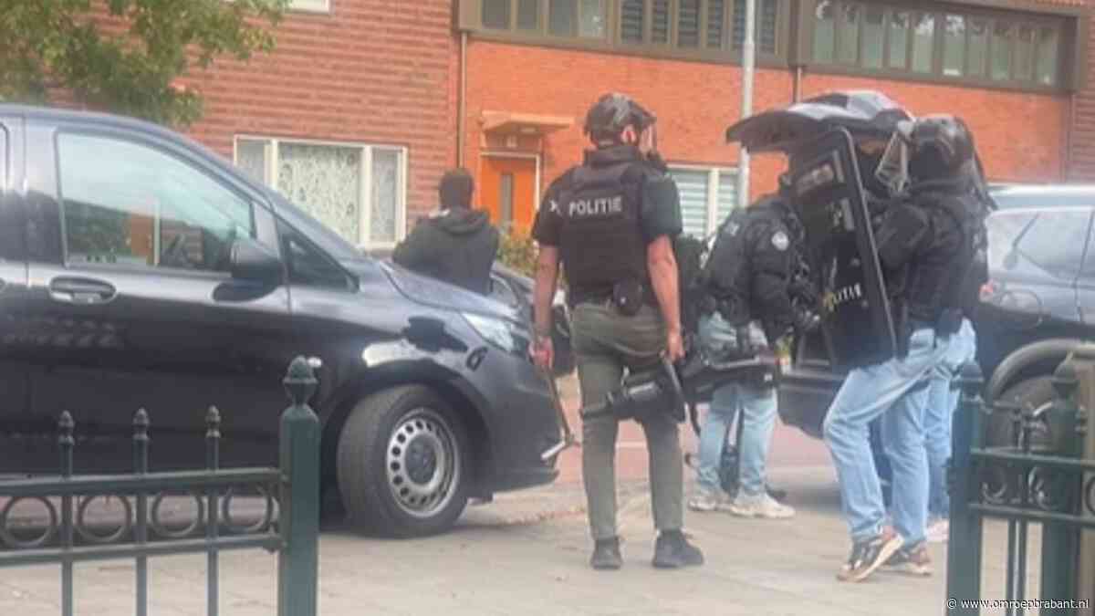 Politie-inval tegenover basisschool in Eindhoven op ongelukkig moment