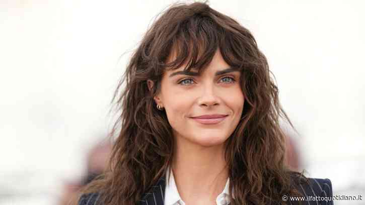 “Ogni mattina prima di guardare il telefono devo dedicarmi un po’ di tempo. Recito dei mantra, faccio yoga, respiro. La bellezza è qualcosa che facciamo, non che siamo”: così Cara Delevigne