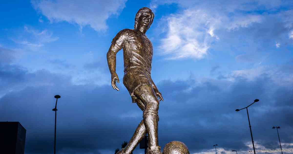 Van Moulijn tot Schoenmaker: waarom Nederlandse voetballers steeds vaker in brons gegoten worden
