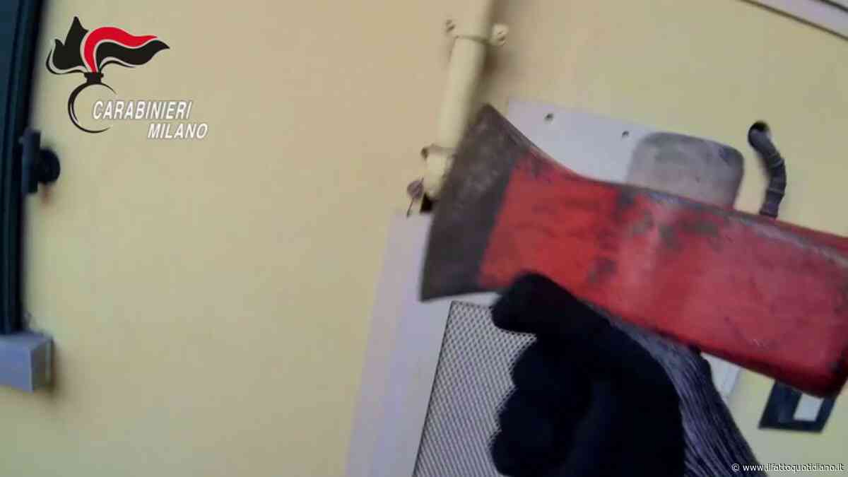 Salvato da un incendio mentre era svenuto: carabiniere sfonda una finestra ed entra nell’appartamento invaso dal fumo