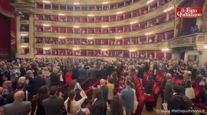La platea della Scala intona “Bella Ciao” al termine delle celebrazioni per i 120 anni della Cgil