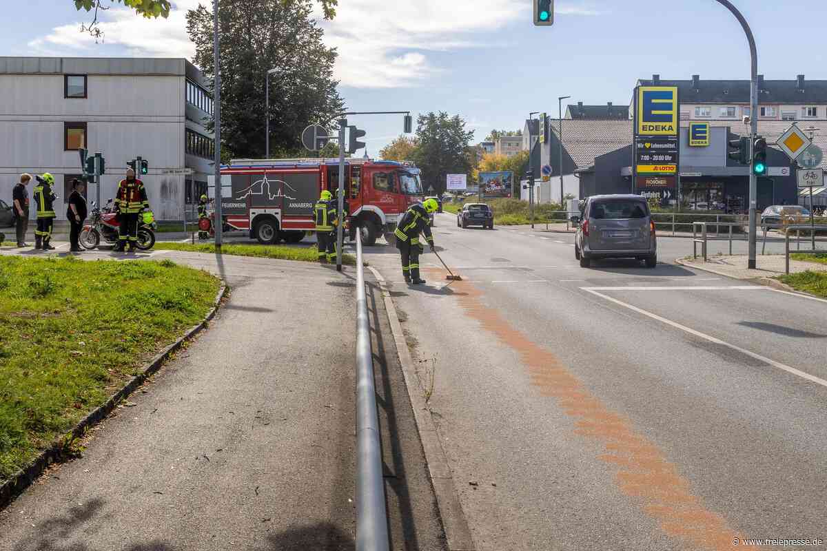 Feuerwehreinsatz auf B 101 im Erzgebirge: Motorrad hinterlässt Ölspur