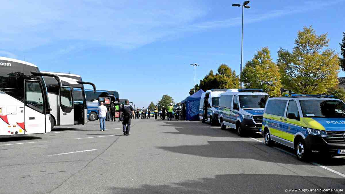 Polizei kontrolliert Reisebusse auf A8-Rastplatz: Diese Mängel wurden festgestellt