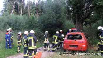 Großübungen: Feuerwehren retten Pkw-Fahrer und orten Vermisste in Oberbergkirchen