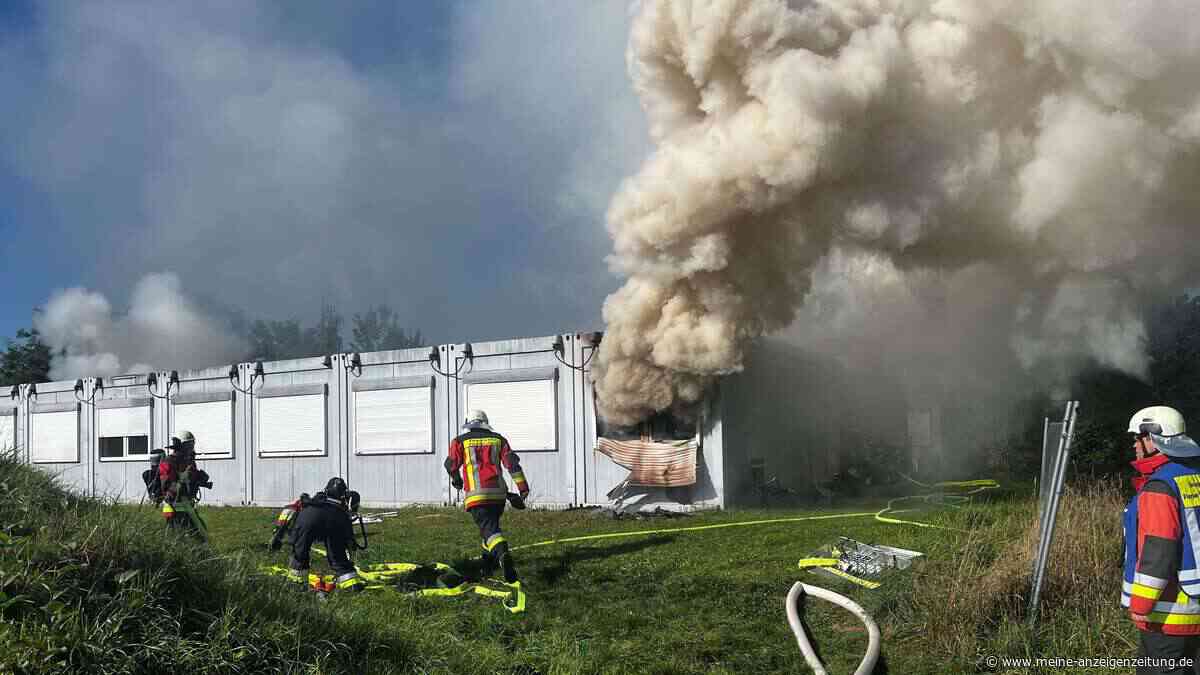 Feuer in Flüchtlingsunterkunft: Polizei verdächtigt einen Bewohner