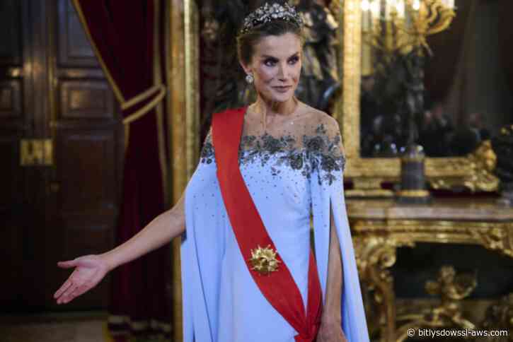 Letizia deslumbra de Carolina Herrera en el banquete a los Macron