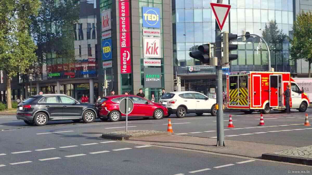 Unfall am Allee-Center: Kollision auf wichtiger Kreuzung in Hamm
