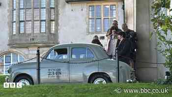 Sêr Hollywood ym Mangor yn gwneud ffilm am The Beatles
