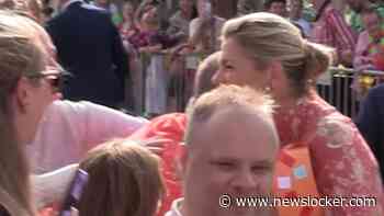 Koningin Máxima uitbundig geknuffeld bij aankomst op Urk