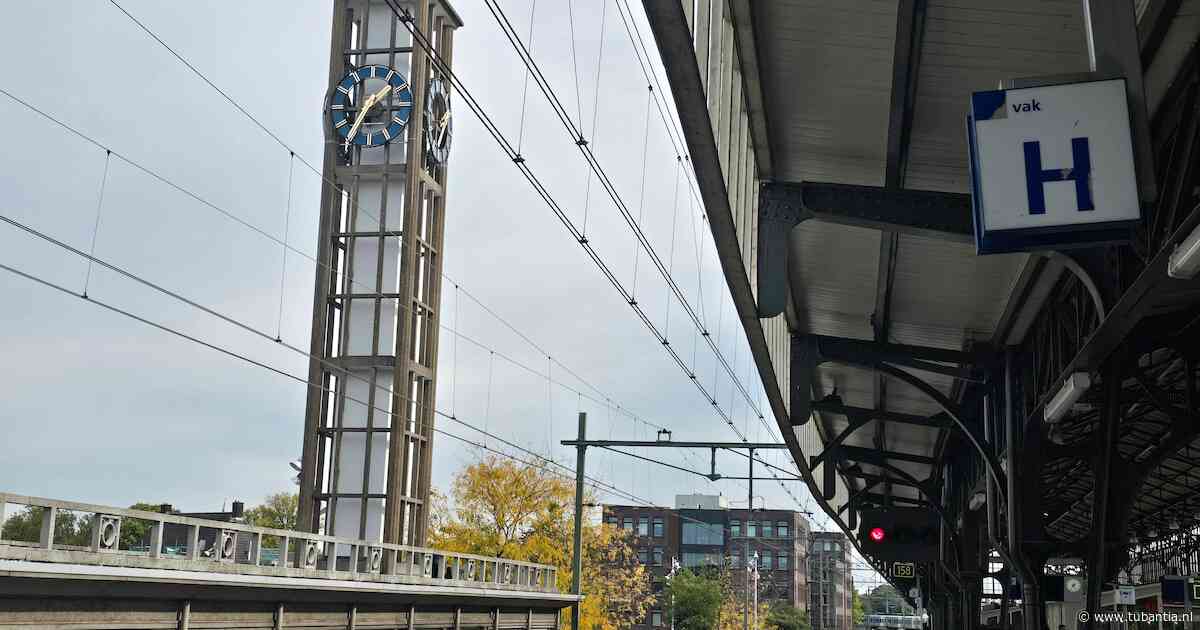 Stationsklok in Hengelo loopt weer op tijd en als het moet, trekt hij een sprintje
