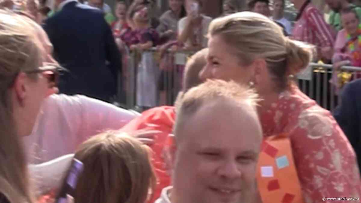 Koningin Máxima uitbundig geknuffeld bij aankomst op Urk