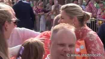 Koningin Máxima uitbundig geknuffeld bij aankomst op Urk